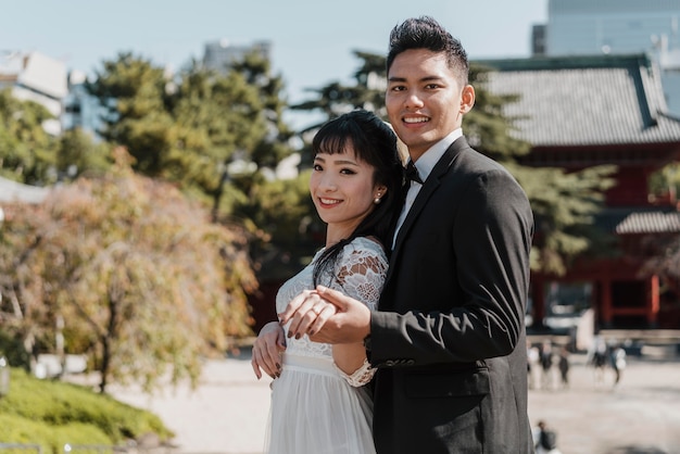 結婚式を挙げる国際結婚カップル